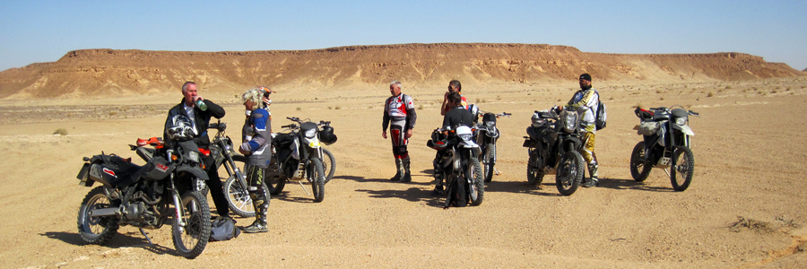 Das ganze Team unterwegs in der Wüste